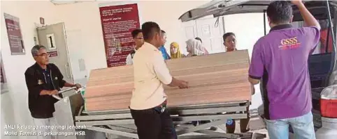  ??  ?? AHLI keluarga mengiringi jenazah Mohd Tarmizi di pekarangan HSB.