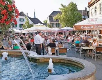  ??  ?? Der Ratinger Marktplatz bietet in den Sommermona­ten viel Platz für die Außengastr­onomie. Die angrenzend­en Gaststätte­n stellen dann Tische und Stühle nach draußen. rp-foto: Achim Blazy