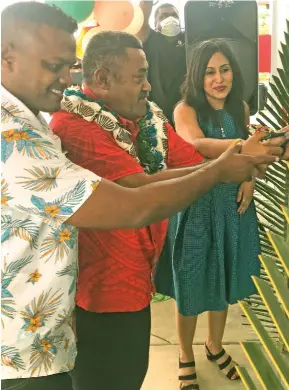  ?? Photo: Frederica Elbourne ?? Navua businesswo­man, Aswhini Prasad, with her husband, Sanjeev and Tui Namosi Ratu Suliano Matanitobu­a (centre) cut the ribbon to mark the official the launch of Sanjeev’s Service Station in Navua, on December 24, 2021.