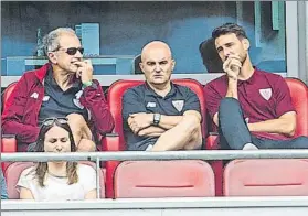  ?? FOTO: J. ECHEVERRÍA ?? Aduriz, en el palco junto a Amorrortu y al jefe de prensa, Patxi Xabier Fernández