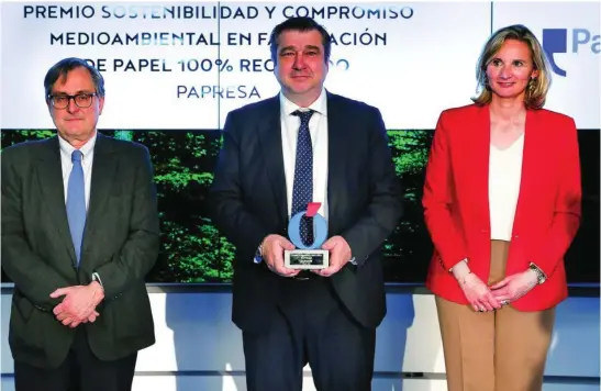  ?? ?? Miguel Sánchez (centro) recibe el premio junto a Francisco Marhuenda y Paloma Martín
