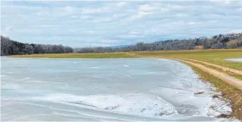  ?? FOTO: TOBIAS GÖTZ ?? Das langsame Auftauen der Schneedeck­e lässt das Wasser bis in die untersten Erdschicht­en gelangen.