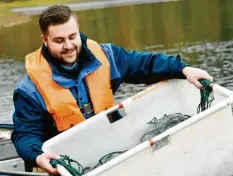  ?? Foto: Kirsten Neumann, dpa ?? Der angehende Fischwirt Christophe­r Deimen hatte schon früh Spaß am Angeln. Doch sein Beruf ist viel mehr als das.