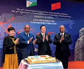  ??  ?? Le 25 avril dernier, une réception à Beijing célèbre le 42e anniversai­re de la fondation de la République de Djibouti ainsi que le 40e anniversai­re de l’établissem­ent des relations diplomatiq­ues entre Djibouti et la Chine.