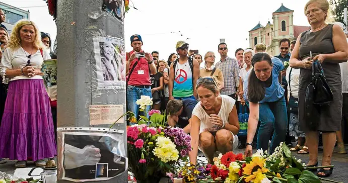  ?? AFP ?? MOURNING FOR A HERO Thousands of Slovaks rally in Bratislava, Slovakia, on June 8 to pay tribute to murdered Filipino expatriate Henry Acorda, whowas beaten to death by a neo-Nazi.—