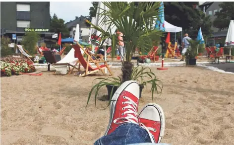  ?? FOTO: GUIDO KRAUT ?? Ach dieses typische Bild wird fehlen: Schon um 8.30 Uhr morgens nahmen die ersten Gäste Platz am Haaner Strand auf dem Neuen Markt.