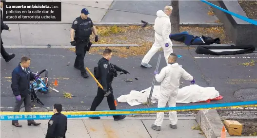  ?? AP ?? La muerte en bicicleta. Los policías en la calle donde atacó el terrorista uzbeko.