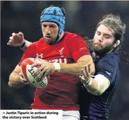  ??  ?? &gt; Justin Tipuric in action during the victory over Scotland