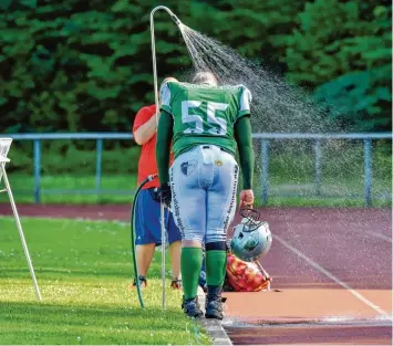  ?? Foto: Thorsten Jordan ?? Da wurde der Landsberg X Press eiskalt erwischt. Für Simon Rau und seine Mitspieler setzte es gegen die München Rangers die erste Saisonplei­te.