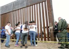  ??  ?? Un sector del muro entre Ciudad Juárez y Nuevo México, en EU, se abrió ayer para permitir que 250 familias se pudieran abrazar durante cuatro minutos.