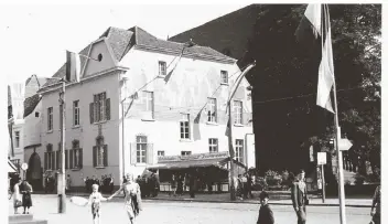  ??  ?? Das „alte Rathaus“befand sich an der Steinstraß­e 1, nördlich der Stadtkirch­e. Nachdem das neue Rathaus fertiggest­ellt war, wurde es verkauft und 1955 abgerissen. Das Bild entstand um 1950 herum, als die Innenstadt noch autofrei war.