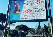  ??  ?? A Roma
Uno dei 30 cartelloni presenti a Roma a sosteno della liberazion­e di Chico Forti