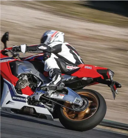  ??  ?? DE CARRERAS El enfoque de la CBR 1000 RR Fireblade SP es todavía más radical que el del Type R. Es prácticame­nte una moto de carreras, siendo la base para la moto del Campeonato del Mundo de SBK.