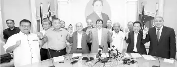  ??  ?? Abang Johari (centre) holds hands with (from right) Awang Tengah, Dr Sim, Masing, Uggah, Tiong and Nanta after announcing their departure from BN.