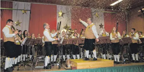  ?? SZ-FOTOS: KURT EFINGER ?? Der Knalleffek­t ging nach oben los, und Dirigent Markus Windgasse-Löffler stand mitten drin im farbigen Sternengla­nz.