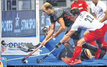  ??  ?? Canada's John Smythe (R) fights for the ball with Netherland's Billy Bakker (L) in front of the goal on Tuesday