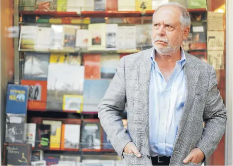  ?? FOTO: RAUL LORCA/AGENCIAUNO ?? Fernando Sáez en una librería a un costado del Drugstore, en Providenci­a.