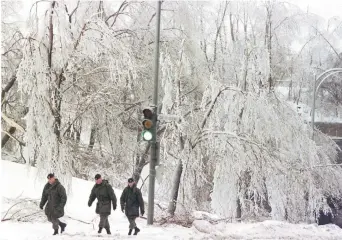  ??  ?? Des soldats canadiens en renfort sur la rue Ste-Catherine à Montréal, le 9 janvier 1998. – La Presse canadienne: Robert Galbraith