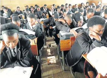  ?? Picture: ZIYANDA ZWENI ?? NOT CONDUSIVE: Pupils have to dodge holes in their classroom floor and endure the chill and damp that they let in.