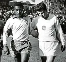  ?? Foto: ČTK ?? V přátelském objetí Na hřišti se Pelé s Josefem Masopustem potkali na klubové i reprezenta­ční úrovni. Chovali k sobě velkou úctu.