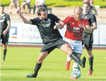  ?? FOTO: JOSEF KOPF ?? Steffen Friedrich (rechts) hat mit dem FC Wangen gegen Öhringen gewonnen.