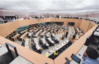  ?? FOTO: MICHAEL SCHEYER ?? Blick ins Stuttgarte­r Plenum: Nirgendwo in Deutschlan­d sitzen weniger Frauen im Parlament als in Baden-Württember­g.