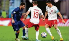  ?? Foto: Tom Weller, dpa ?? Polens Robert Lewandowsk­i (rechts) und sein Team-Kollege Jakub Kaminski spielten gegen Argentinie­ns Lionel Messi (links) und Team.