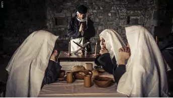  ??  ?? En la foto, una recreación histórica en el refectorio de la fortaleza de la Orden de los Hospitalar­ios en Acre.