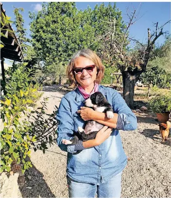  ?? FOTO: SP ?? Auf ihrer Finca fühlt sich die gebürtige Dinslakene­rin Susanne Prinz – hier mit einem ihrer Hunde – wohl. Nun will sie dorthin auswandern.