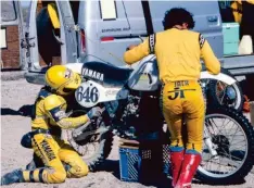  ??  ?? Baja 1980, les deux stars des courses de désert en plein ravitaille­ment. Larry Roeseler et Jack Johnson sont en route vers la victoire avec leurs Scott.