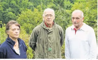  ??  ?? Les deux agriculteu­rs Patrick et Gladys Van Nuvel entourent Jean Collette, le responsabl­e du réseau du Groupe Ornitholog­ique Normand.