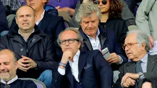  ??  ?? Il patron viola Andrea Della Valle insieme al consiglier­e Panerai e (sopra) al dg Rogg e Antognoni Tra qualche settimana la Fiorentina scioglierà il dubbio intorno al nome del nuovo allenatore