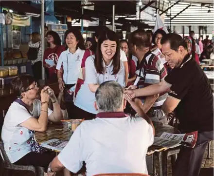 ?? PIC BERNAMA ?? DAP candidate Vivian Wong Shir Yee visiting residents at Pasar Kim Fung in Sandakan yesterday.
