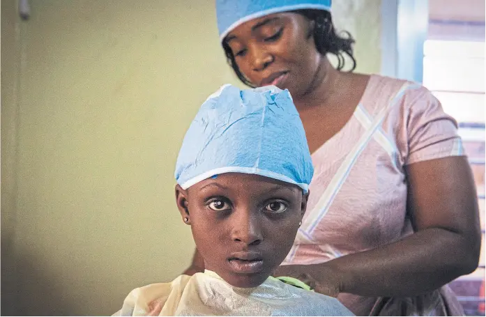  ??  ?? Aminata Conteh, de 8 años, se prepara para la cirugía en el Hospital in Freetown, Sierra Leona