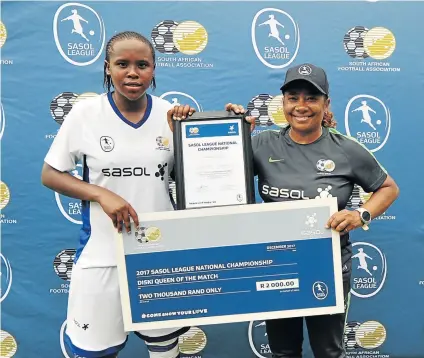  ?? Picture: BACKPAGEPI­X ?? TOP OF HER GAME: Zimasa Dekeda of Thunderbir­ds was awarded the Diski Queen of the Match by Desiree Ellis at the Sasol League national championsh­ips held at Kabokweni Stadium on Tuesday