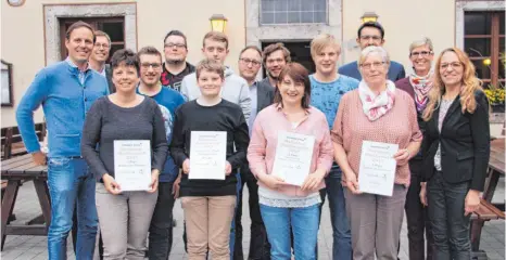  ?? FOTO: BUCK ?? Gruppenbil­d mit Siegern: Die Teilnehmer und Gewinner mit Vertretern von Zwiefalter Klosterbrä­u, Volksbank-Raiffeisen­bank und Schwäbisch­er Zeitung.
