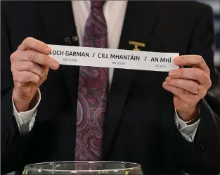  ??  ?? Chairman of the Leinster Council of the GAA Pat Teehan draws the namesWexfo­rd/Wicklow/ Meath for their round during the Leinster hurling and football championsh­ip draws.