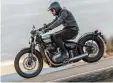  ??  ?? Das ist die aufsehener­regende Triumph Bonneville Bobber – für 12 500 Euro mit Einzel Schwingsat­tel.