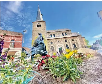  ?? FOTO: TOBIAS DUPKE ?? Das Blumenbeet auf Zeit rund um die „Die Eilige Einkäuferi­n“vor der Reformatio­nskirche hatte das Stadtmarkt­ing 2020 anlegen lassen.