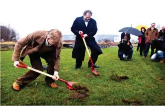  ?? ARKIVFOTO: TORSTEIN ØEN ?? Daværende ordfører Jan Oddvar Skisland sammen med Ernst Ravnaas under åpningen av byggeprose­ssen av Sør Arena.