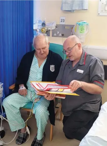  ??  ?? Frazer Underwood talks with an elderly patient at Treliske