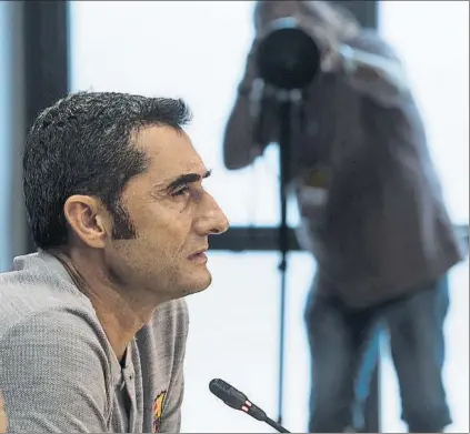  ?? FOTO: PERE PUNTÍ ?? Ernesto Valverde, durante la rueda de prensa en la Ciutat Esportiva El técnico recordó el peligro de los recién ascendidos
