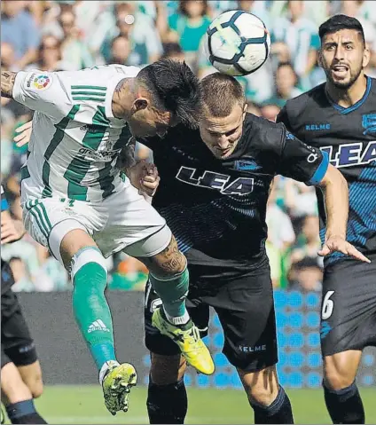  ?? FOTO: EFE ?? Rodrigo Ely disputa un balón de cabeza con Sanabria en el partido de ayer a la tarde en el Benito Villamarín