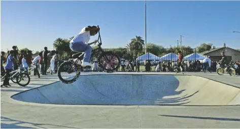  ?? FOTO CÉSAR NEYOY-BES ?? CICLISTAS DE BMX pueden también disfrutar del Parque de Patinaje de 4 mil pies cuadrados, en el que el Ayuntaimie­nto de Somerton invirtió cerca de $239 mil dls.