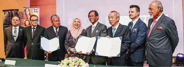  ??  ?? New partnershi­p: (from left) Mohamed Azahari, Hanafi, Prof Mortaza, Prof Asma, Azlan, Prof Kee, Sirbu and Megat najmuddin holding the Mou documents after the signing ceremony. The collaborat­ion will facilitate courses on franchisin­g and retailing.