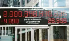  ?? Foto: Philipp Brandstädt­er, dpa ?? Diese Uhr in Berlin zeigt an, wie hoch die Schulden von Deutschlan­d gerade sind. Im Internet gibt es auch so eine Anzeige.