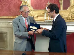  ??  ?? Il sindaco Virginio Merola consegna la Turrita d’Oro a Mario Pianesi