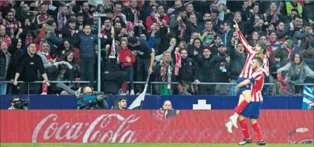  ??  ?? João Félix se abraza a Koke para celebrar su gol al Villarreal, el tercero del Atlético en el partido, la sentencia. Desde el 25 de septiembre, el portugués no marcaba en Liga.