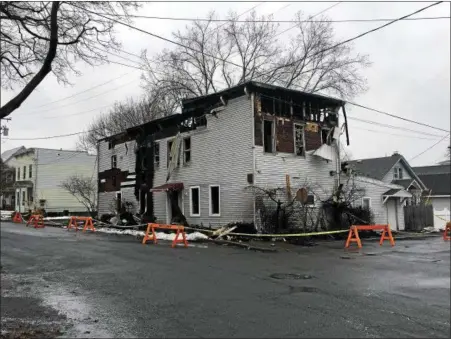  ?? NICHOLAS BUONANNO — NBUONANNO@TROYRECORD.COM ?? Waterford fire officials said that 12Washingt­on Ave. will need to be demolished after the building was destroyed in a fire Monday morning.