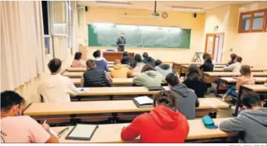  ?? MIGUEL ÁNGEL MOLINA ?? Algunos colectivos profesiona­les, como el profesorad­o, son especialme­nte sensibles a la afonía.